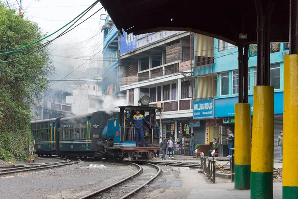 Darjeeling, Hindistan - Darjeeling Himalaya Demiryolu üzerindeki Ghum Tren İstasyonu, Darjeeling, Batı Bengal, Hindistan. Hindistan 'ın Dağ Demiryolları Dünya Mirası Bölgesi' nin bir parçasıdır..