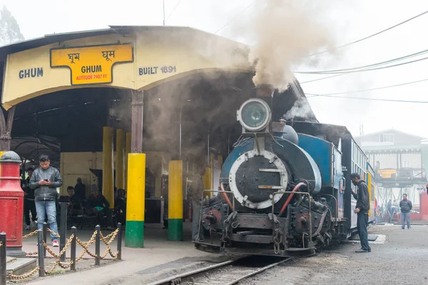 Darjeeling, Hindistan - Darjeeling Himalaya Demiryolu üzerindeki Ghum Tren İstasyonu, Darjeeling, Batı Bengal, Hindistan. Hindistan 'ın Dağ Demiryolları Dünya Mirası Bölgesi' nin bir parçasıdır..