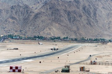 Ladakh, Hindistan - Leh Havalimanı (Kushok Bakula Rimpochee Havalimanı) Ladakh, Jammu ve Kashmir 'deki Spituk Manastırı manzaralı.