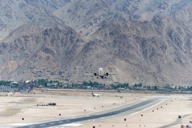 Ladakh, Hindistan - Leh Havalimanı (Kushok Bakula Rimpochee Havalimanı) Ladakh, Jammu ve Kashmir 'deki Spituk Manastırı manzaralı.
