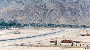 Ladakh, Hindistan - Vistara Airbus A320neo Leh havaalanından (Kushok Bakula Rimpochee Havalimanı) Ladakh, Jammu ve Kashmir 'deki Spituk Manastırı manzaralı.