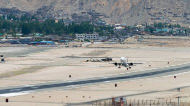 Ladakh, Hindistan - Vistara Airbus A320neo Leh havaalanından (Kushok Bakula Rimpochee Havalimanı) Ladakh, Jammu ve Kashmir 'deki Spituk Manastırı manzaralı.