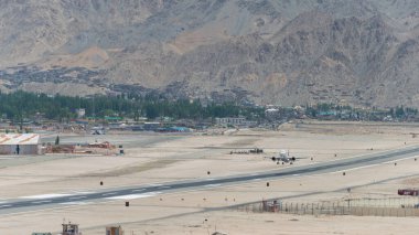 Ladakh, Hindistan - Vistara Airbus A320neo Leh havaalanından (Kushok Bakula Rimpochee Havalimanı) Ladakh, Jammu ve Kashmir 'deki Spituk Manastırı manzaralı.