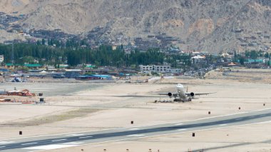 Ladakh, Hindistan - Vistara Airbus A320neo Leh havaalanından (Kushok Bakula Rimpochee Havalimanı) Ladakh, Jammu ve Kashmir 'deki Spituk Manastırı manzaralı.