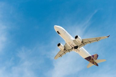Ladakh, Hindistan - Vistara Airbus A320neo Leh havalimanından (Kushok Bakula Rimpochee Havalimanı) Ladakh, Jammu ve Kashmir 'deki Spituk Manastırı manzaralı.