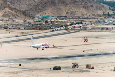 Ladakh, Hindistan - Baharatlı Boeing 737 Leh havaalanına (Kushok Bakula Rimpochee Havalimanı) Ladakh, Jammu ve Kashmir 'deki Spituk Manastırı manzaralı.