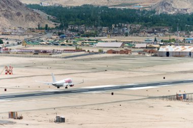 Ladakh, Hindistan - Baharatlı Boeing 737 Leh havaalanına (Kushok Bakula Rimpochee Havalimanı) Ladakh, Jammu ve Kashmir 'deki Spituk Manastırı manzaralı.