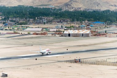 Ladakh, Hindistan - Baharatlı Boeing 737 Leh havaalanına (Kushok Bakula Rimpochee Havalimanı) Ladakh, Jammu ve Kashmir 'deki Spituk Manastırı manzaralı.