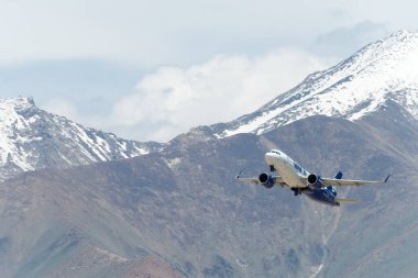 Ladakh, Hindistan - GoAir Airbus A320neo Leh havalimanından (Kushok Bakula Rimpochee Havalimanı) Ladakh, Jammu ve Kashmir 'deki Spituk Manastırı manzaralı.