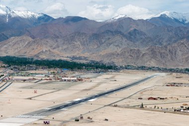 Ladakh, Hindistan - Leh Havalimanı (Kushok Bakula Rimpochee Havalimanı) Ladakh, Jammu ve Kashmir 'deki Spituk Manastırı manzaralı.