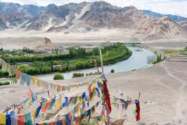 Ladakh, Hindistan - Ladakh, Jammu ve Kashmir 'deki Stakna Köyü' nden İndus Nehri manzarası.