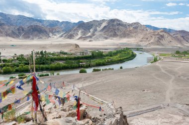 Ladakh, Hindistan - Ladakh, Jammu ve Kashmir 'deki Stakna Köyü' nden İndus Nehri manzarası.