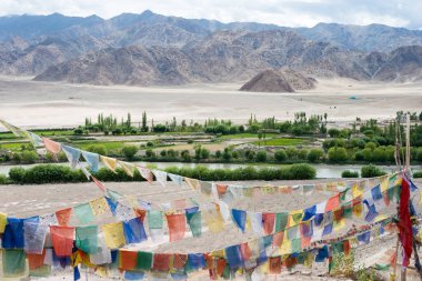 Ladakh, Hindistan - Ladakh, Jammu ve Kashmir 'deki Stakna Köyü' nden İndus Nehri manzarası.
