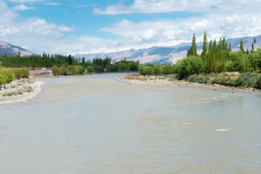 Ladakh, Hindistan - Ladakh, Jammu ve Kashmir 'deki Stakna Köyü' nden İndus Nehri manzarası.