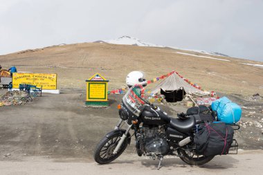 Ladakh, Hindistan - Ladakh, Jammu ve Kashmir, Hindistan 'daki Leh-Manali Karayolu üzerindeki Taglang La Pass Royal Enfield Motosikleti.