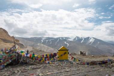 Ladakh, Hindistan - Ladakh, Jammu ve Kashmir, Hindistan 'daki Leh-Manali otoyolunda Taglang La Pass. Taglang La deniz seviyesinden 5328 metre yükseklikte yer almaktadır..