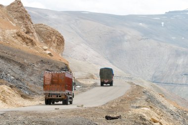 Ladakh, Hindistan - Ladakh, Jammu ve Kashmir, Hindistan 'daki Leh-Manali otoyolunda Taglang La Pass. Taglang La deniz seviyesinden 5328 metre yükseklikte yer almaktadır..