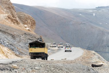 Ladakh, Hindistan - Ladakh, Jammu ve Kashmir, Hindistan 'daki Leh-Manali otoyolunda Taglang La Pass. Taglang La deniz seviyesinden 5328 metre yükseklikte yer almaktadır..