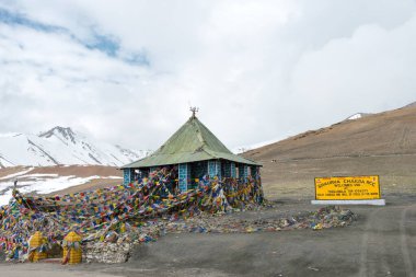 Ladakh, Hindistan - Ladakh, Jammu ve Kashmir, Hindistan 'daki Leh-Manali otoyolunda Taglang La Pass. Taglang La deniz seviyesinden 5328 metre yükseklikte yer almaktadır..