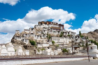 Ladakh, Hindistan - Ladakh, Jammu ve Kashmir 'deki Thikse Manastırı (Thikse Gompa). Manastır aslında 15. yüzyılda inşa edilmiştir ve orta Ladakh 'taki en büyük gompadır..