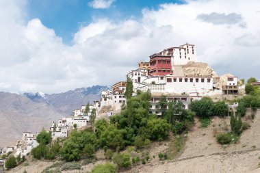 Ladakh, Hindistan - Ladakh, Jammu ve Kashmir 'deki Thikse Manastırı (Thikse Gompa). Manastır aslında 15. yüzyılda inşa edilmiştir ve orta Ladakh 'taki en büyük gompadır..