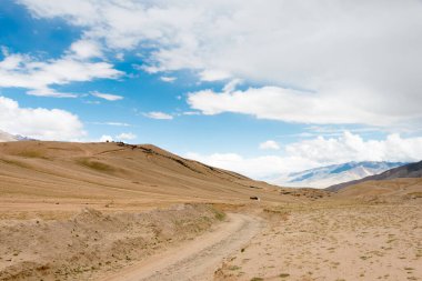 Ladakh, Hindistan - Ladakh, Jammu ve Kashmir 'deki Tsaga La Pass. Tsaga La Pass deniz seviyesinden yaklaşık 4641 metre yükseklikte yer almaktadır..