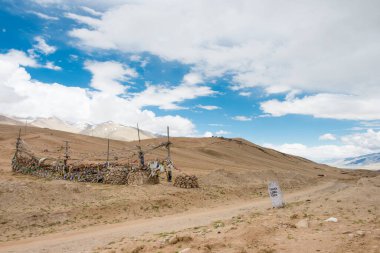 Ladakh, Hindistan - Ladakh, Jammu ve Kashmir 'deki Tsaga La Pass. Tsaga La Pass deniz seviyesinden yaklaşık 4641 metre yükseklikte yer almaktadır..