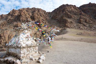 Ladakh, Hindistan - Hindistan 'da Hemis Shukpachan ve Tingmosgang (Temisgam) arasında, Ladakh, Jammu ve Kashmir' den Rongtil La Pass 3790 metre manzara.