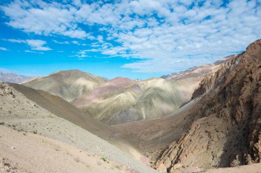 Ladakh, Hindistan - Hindistan 'ın Sham Vadisi, Ladakh, Jammu ve Kashmir, Hindistan' da Hemis Shukpachan ve Tingmosgang (Temisgam) arasında güzel manzara.