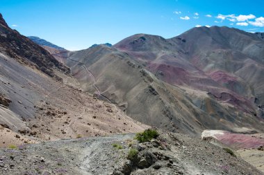 Ladakh, Hindistan - Hindistan 'ın Sham Vadisi, Ladakh, Jammu ve Kashmir, Hindistan' da Hemis Shukpachan ve Tingmosgang (Temisgam) arasında güzel manzara.