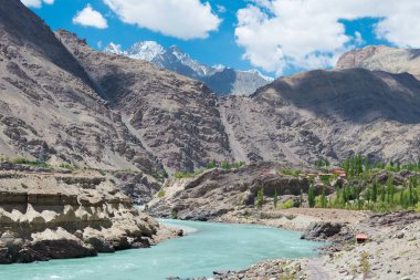 Ladakh, Hindistan - Hindistan 'da Ladakh, Jammu ve Kashmir' deki Alchi ve Rizong Manastırı Arasından İndus Nehri manzarası.