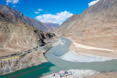 Ladakh, Hindistan - Ladakh, Jammu ve Kashmir, Hindistan 'daki Zanskar ve Indus nehirlerinin birleşimi.