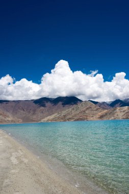 Ladakh, Hindistan - Kakstet ve Merak arasında Pangong Gölü manzarası, Jammu ve Kashmir, Hindistan. Göl, Himalayalar 'da yaklaşık 4350 metre yükseklikte bulunan bir endorheik göl..