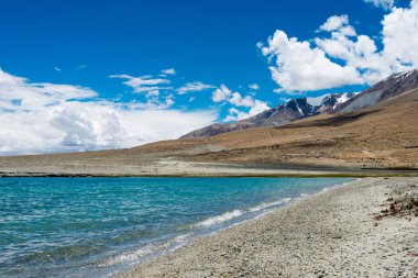 Ladakh, Hindistan - Kakstet ve Merak arasında Pangong Gölü manzarası, Jammu ve Kashmir, Hindistan. Göl, Himalayalar 'da yaklaşık 4350 metre yükseklikte bulunan bir endorheik göl..