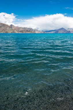 Ladakh, Hindistan - Kakstet ve Merak arasında Pangong Gölü manzarası, Jammu ve Kashmir, Hindistan. Göl, Himalayalar 'da yaklaşık 4350 metre yükseklikte bulunan bir endorheik göl..