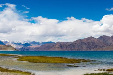 Ladakh, Hindistan - Kakstet ve Merak arasında Pangong Gölü manzarası, Jammu ve Kashmir, Hindistan. Göl, Himalayalar 'da yaklaşık 4350 metre yükseklikte bulunan bir endorheik göl..