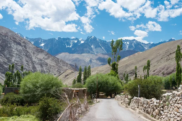 Ladakh, Hindistan - Hindistan 'ın Sham Vadisi, Ladakh, Jammu ve Kashmir' deki Yangtang ve Hemis Shukpachan arasında güzel manzara.