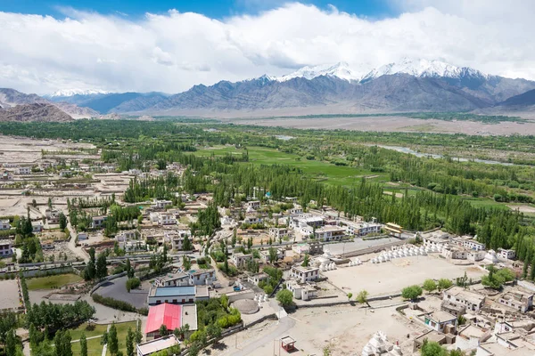 Ladakh, Hindistan - Ladakh, Jammu ve Kashmir 'deki Thikse Manastırı' ndan (Thikse Gompa) güzel manzara.