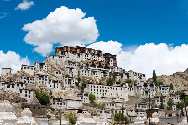 Ladakh, Hindistan - Ladakh, Jammu ve Kashmir 'deki Thikse Manastırı (Thikse Gompa). Manastır aslında 15. yüzyılda inşa edilmiştir ve orta Ladakh 'taki en büyük gompadır..