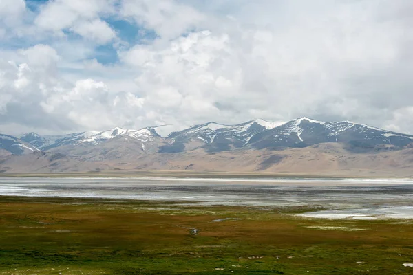 Ladakh, Hindistan - Ladakh 'taki Tso Kar Gölü, Jammu ve Kashmir, Hindistan. Hindistan 'da Ladakh' ın güney kesimindeki Rupshu Platosu ve vadisinde yer alan dalgalı bir tuz gölüdür..