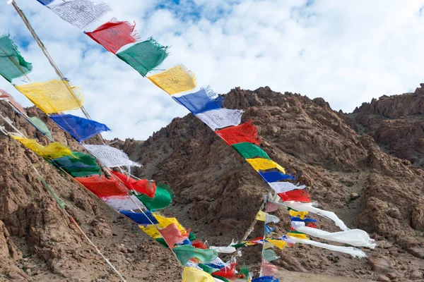 Ladakh, Hindistan - Hindistan 'da Hemis Shukpachan ve Tingmosgang (Temisgam) arasında, Ladakh, Jammu ve Kashmir' den Rongtil La Pass 3790 metre manzara.