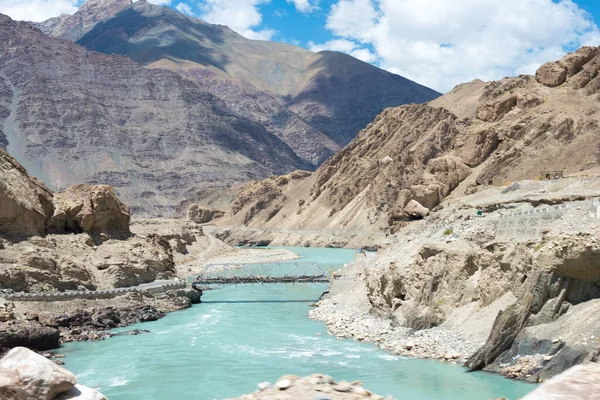 Ladakh, Hindistan - Hindistan 'da Ladakh, Jammu ve Kashmir' deki Alchi ve Rizong Manastırı Arasından İndus Nehri manzarası.