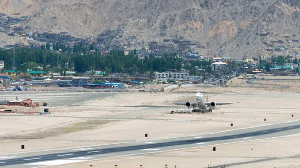 インドのラダック VisaraエアバスA320Neoインドのラダック ジャム カシミールのスピトク修道院からレ空港 Kushok Bakula Rimpochee Airport からの眺め ストック画像