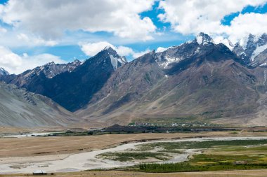 Zanskar, Hindistan - Zanskar, Ladakh, Jammu ve Kashmir, Hindistan 'da Karsha ve Padum Arasından güzel manzara.