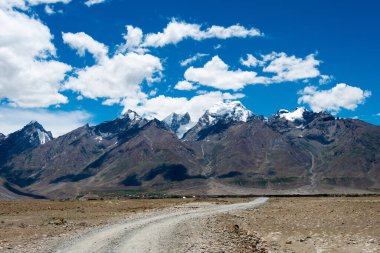 Zanskar, Hindistan - Zanskar, Ladakh, Jammu ve Kashmir, Hindistan 'da Karsha ve Padum Arasından güzel manzara.