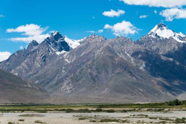 Zanskar, Hindistan - Zanskar, Ladakh, Jammu ve Kashmir, Hindistan 'da Karsha ve Padum Arasından güzel manzara.