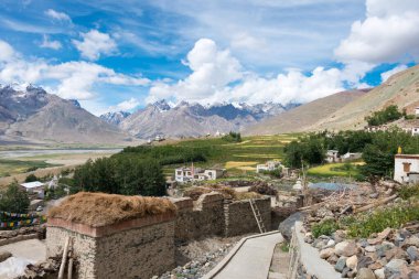 Zanskar, Hindistan - Zanskar, Ladakh, Jammu ve Kashmir 'deki Kursha Manastırı' ndan güzel manzara.