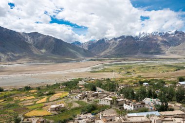 Zanskar, Hindistan - Zanskar, Ladakh, Jammu ve Kashmir 'deki Kursha Manastırı' ndan güzel manzara.