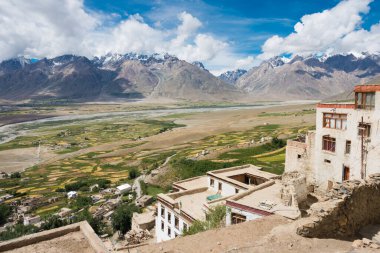Zanskar, Hindistan - Zanskar, Ladakh, Jammu ve Kashmir 'deki Kursha Manastırı' ndan güzel manzara.