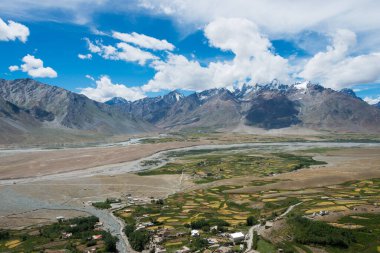 Zanskar, Hindistan - Zanskar, Ladakh, Jammu ve Kashmir 'deki Kursha Manastırı' ndan güzel manzara.